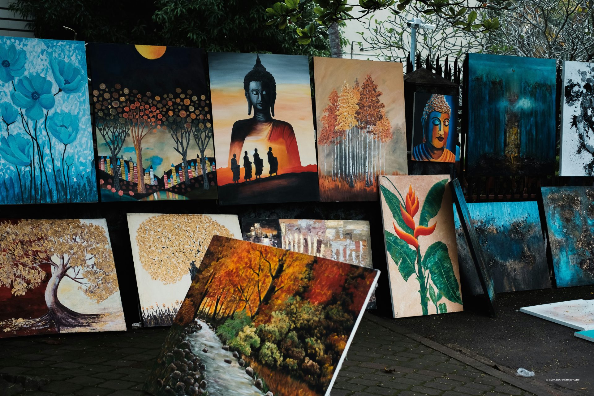 Un montón de cuadros que están sobre una mesa.