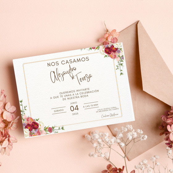 papel blanco al lado de una flor verde