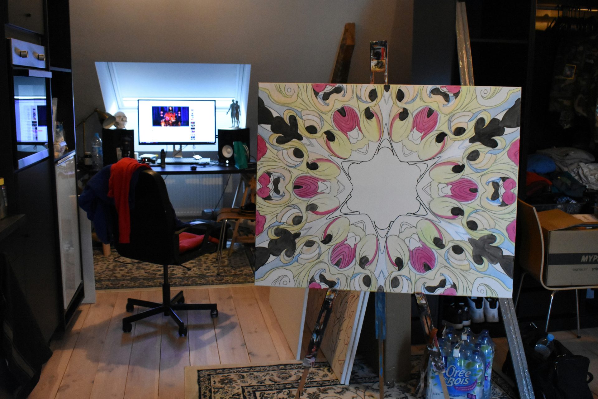 una habitación con una cama y una silla